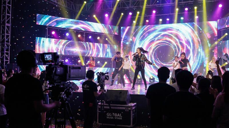 抖音揭秘MV拍摄视频：舞台灯光下的音乐梦想